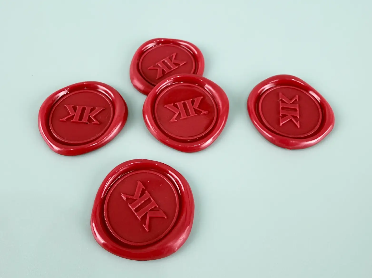 ครั่งพลาสติก ABS สำหรับตกแต่งชุดของขวัญ ฉีดพลาสติก ปั๊มตราโลโก้ พื้นผิวเงางาม